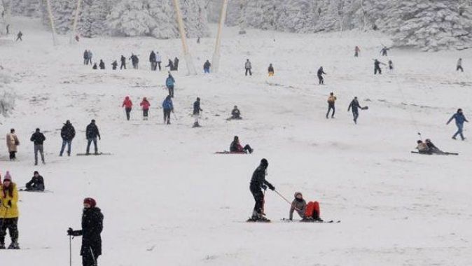 Kartepe’de acemi kayakçılar düşe kalka kayak yaptı