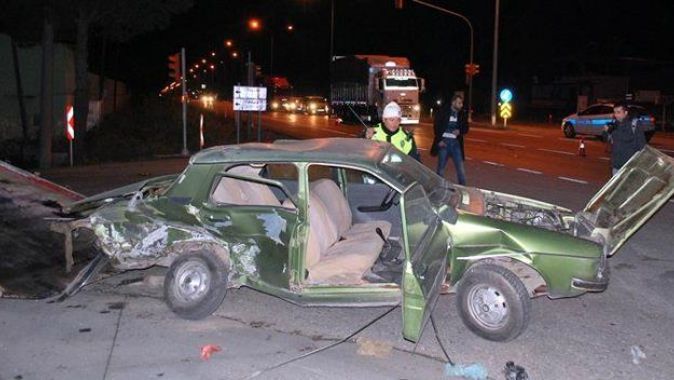 Manisa&#039;da otomobiller çarpıştı: 2 yaralı