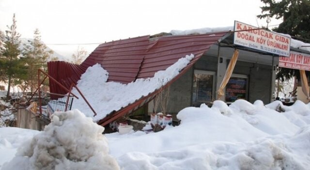 Mersin&#039;de kar ağaçların dallarını kırıp, çatıları ve seraları yıktı
