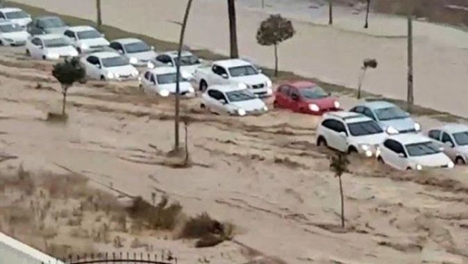 Mersin&#039;de sel felaketi! Yüzlerce vatandaş mahsur kaldı