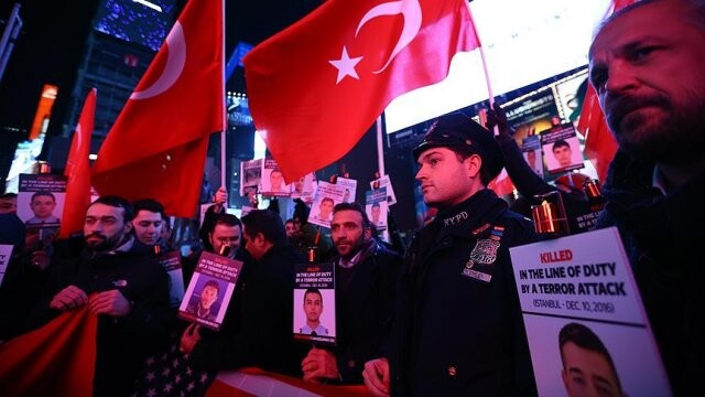 New York Polisi Times Meydanı&#039;nda İstanbul saldırısı şehitlerini andı