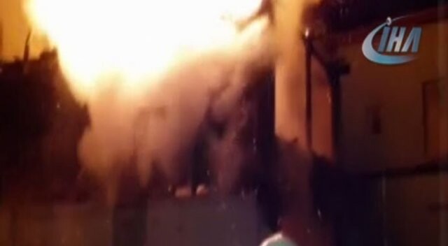 Okul ve caminin yanındaki metruk binalar alev alev yandı