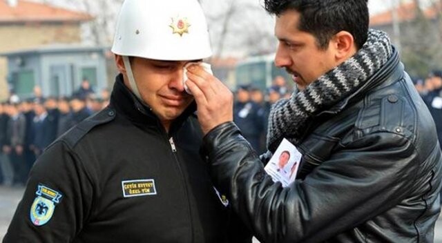 Şehit yakını, cenaze töreninde ağlayan polisin gözyaşlarını sildi