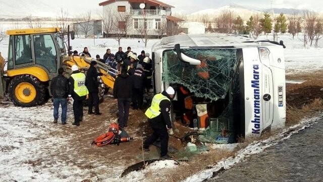 Son dakika... Kayseri&#039;de 2 yolcu otobüsü devrildi