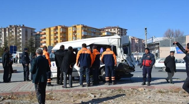 Tren minibüse çarptı, 6&#039;sı engelli 14 kişi yaralandı