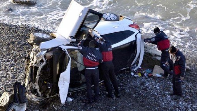 Zonguldak&#039;ta otomobil denize uçtu: 1 yaralı