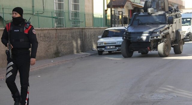 Adana&#039;da her pazar korsan gösteri yapılan sokağa polis baskını