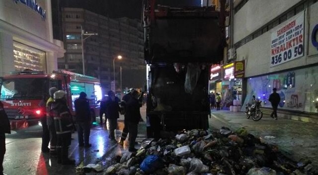 Adana&#039;da seyir halindeki çöp kamyonu yandı