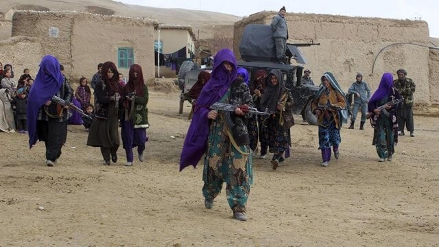Afgan kadınlar DEAŞ&#039;a karşı silahlandı