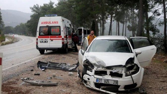 Antalya&#039;da iki ayrı trafik kazası: 6 yaralı