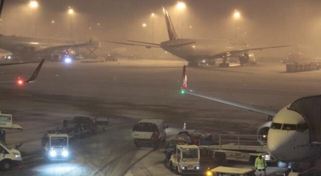 Atatürk Havalimanı&#039;nda pist kar nedeniyle kapandı!