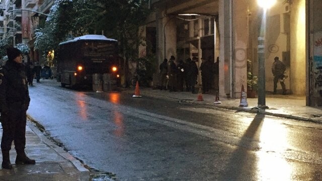 Atina’da polislere silahlı saldırı