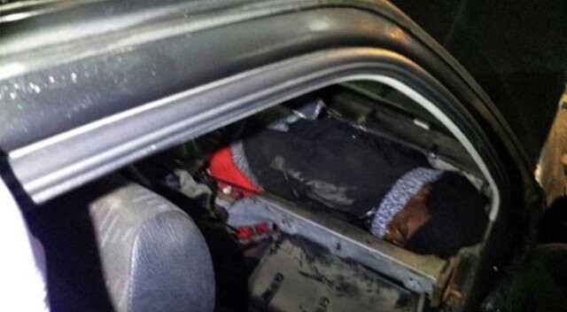 Bavul ve arka koltuğun altında iki göçmen yakalandı!