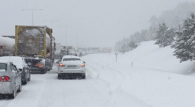Bolu Ankara karayolunda kar nedeniyle ulaşım 1 saat durdu