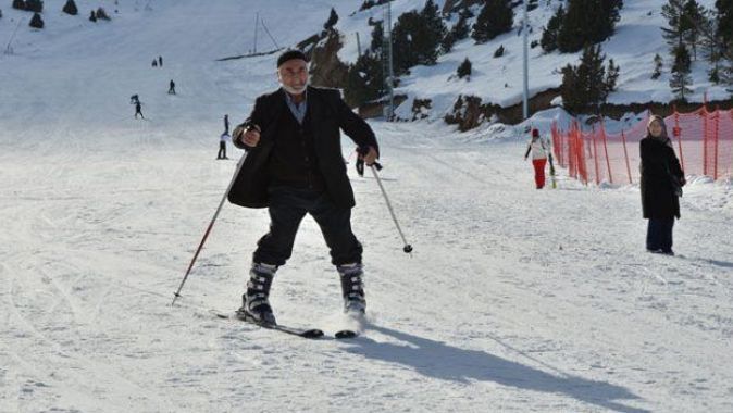 Ergan Kayak Merkezinde 76’lık dedenin kayak keyfi
