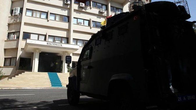 FETÖ&#039;nün Dicle Üniversitesindeki yapılanmasına operasyon: 26 gözaltı