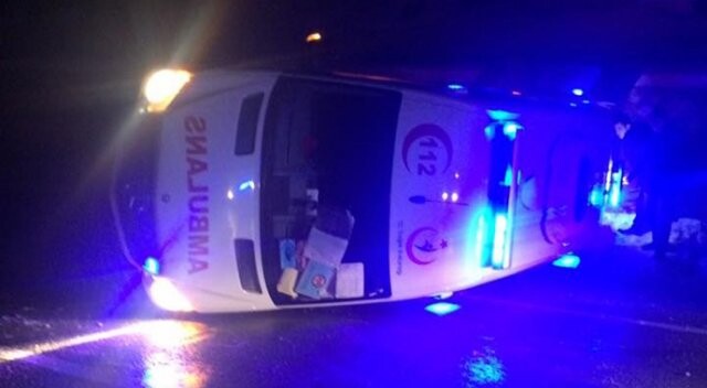 Hasta taşıyan ambulans devrildi