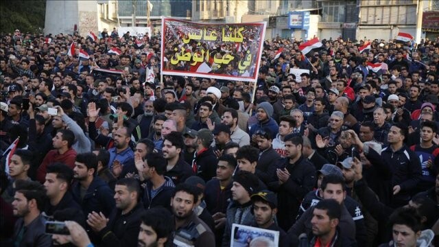 Irak&#039;ta yüzlerce kişi ülkedeki güvenlik zafiyetini ve yolsuzlukları protesto etti