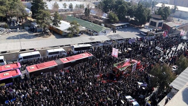 İran&#039;da çöken iş merkezinde ölen itfaiyeciler için cenaze töreni