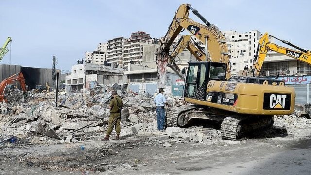 İsrail, 8 kişilik Filistinli ailenin yaşadığı evi yıktı