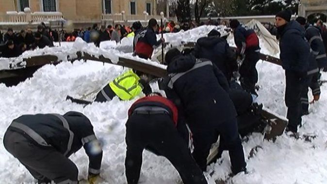 Ataköy Camii&#039;nde kardan tente çöktü, ölü ve yaralılar var