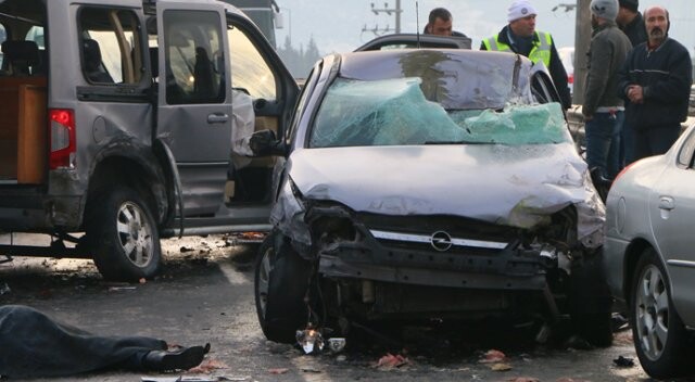İzmir&#039;de zincirleme kaza, ölü ve yaralılar var