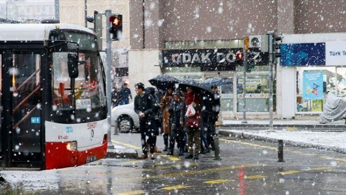 İzmir&#039;e kar yağdı, okullar tatil edildi