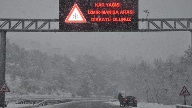 İzmir-Manisa yolunda yoğun kar yağışı var