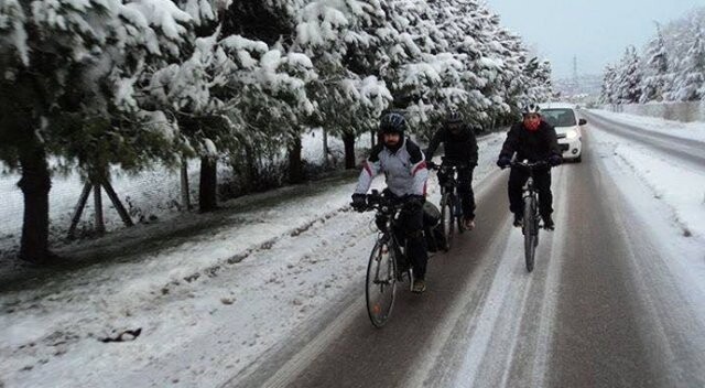 İzmit’te kar altında bisiklet turu