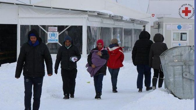 Makedonya&#039;daki sığınmacıların soğukla mücadelesi