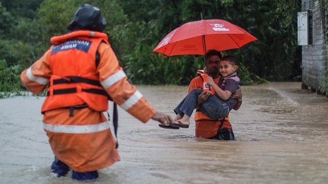 Malezya&#039;yı sel vurdu