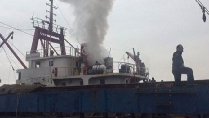Maltepe’de iskeleye bağlı gemide çıkan yangın korkuttu