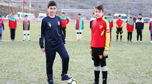 Minik futbolcular şehit Fethi Sekin için sahada