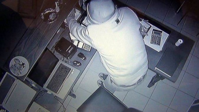 Restorana giren hırsız güvenlik kamerasına yakalandı