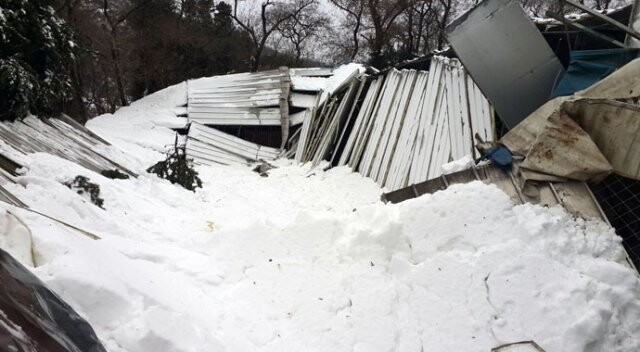 Sarıyer&#039;de yoğun kar nedeniyle halı sahanın çatısı çöktü
