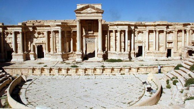 Terör örgütü DEAŞ tarihi Palmira kentinin bir bölümünü yıktı