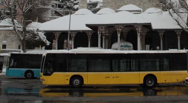 Yeniden başlayan kar İstanbul&#039;da trafiği etkiledi