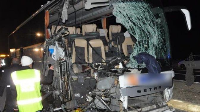 Yolcu otobüsü TIR ile çarpıştı: 1 ölü