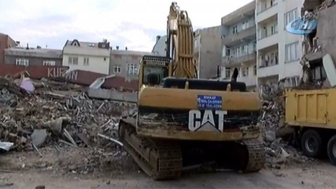 Zeytinburnu&#039;nda çöken binanın enkaz kaldırma çalışmaları sürüyor