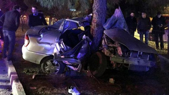 Antalya&#039;da otomobil ağaca çarptı: 2 ölü, 2 yaralı