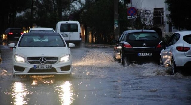 Bodrum&#039;da yağmur sokakları göle çevirdi