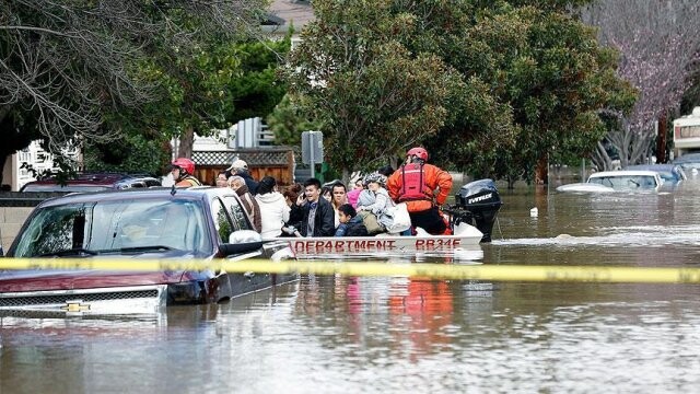 California&#039;da evlerini su basan yaklaşık 200 kişi kurtarıldı