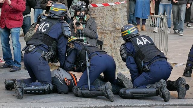 Fransa&#039;da polis şiddetine yönelik protestolar devam ediyor