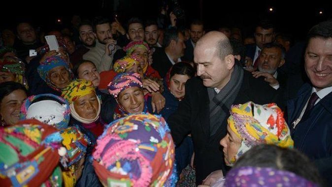 İçişleri Bakanı Soylu Ayvacık&#039;ta depremzedelerle bir araya geldi