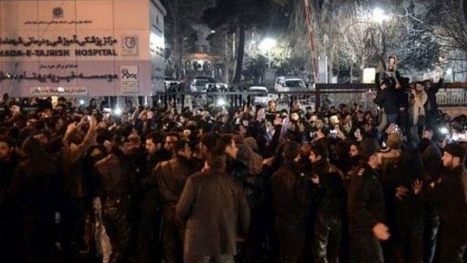 İran&#039;da isyan! Halk ayaklandı