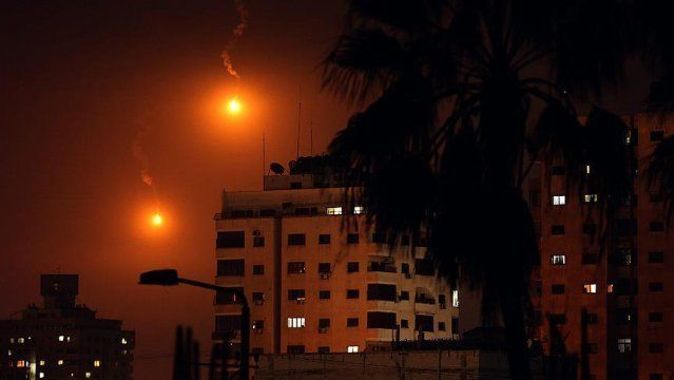 İsrail, Gazze&#039;ye 14 hava saldırısı düzenledi