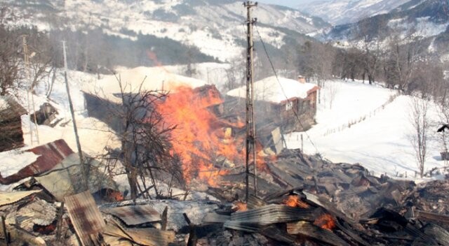 Kastamonu&#039;da çıkan yangın 7 evi kül etti