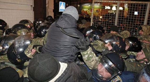 Kiev karıştı: 10 yaralı