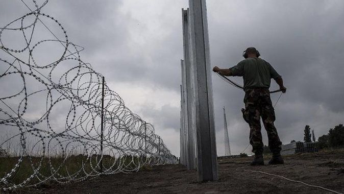 Macaristan, Sırbistan sınırına ikinci tel örgüyü çekmeye başladı