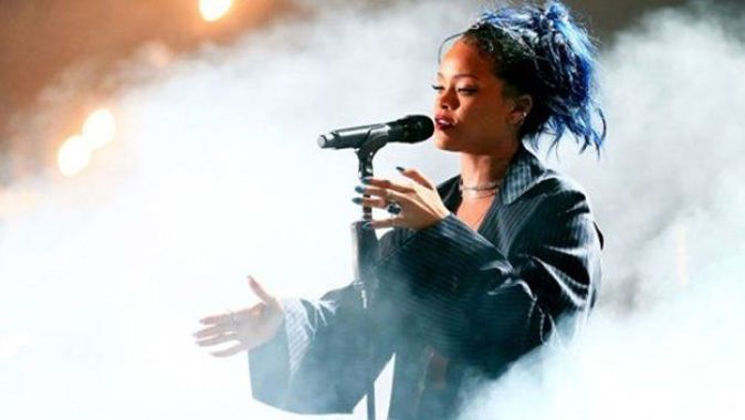 Rihanna, Elvis&#039;in rekorunu kırdı